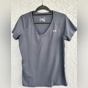 3/$25 Under Armour Women Heat Gear T-Shirt Size Medium Gray V-neck tee